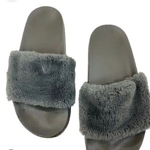 Steve Madden faux fur gray slides size 8